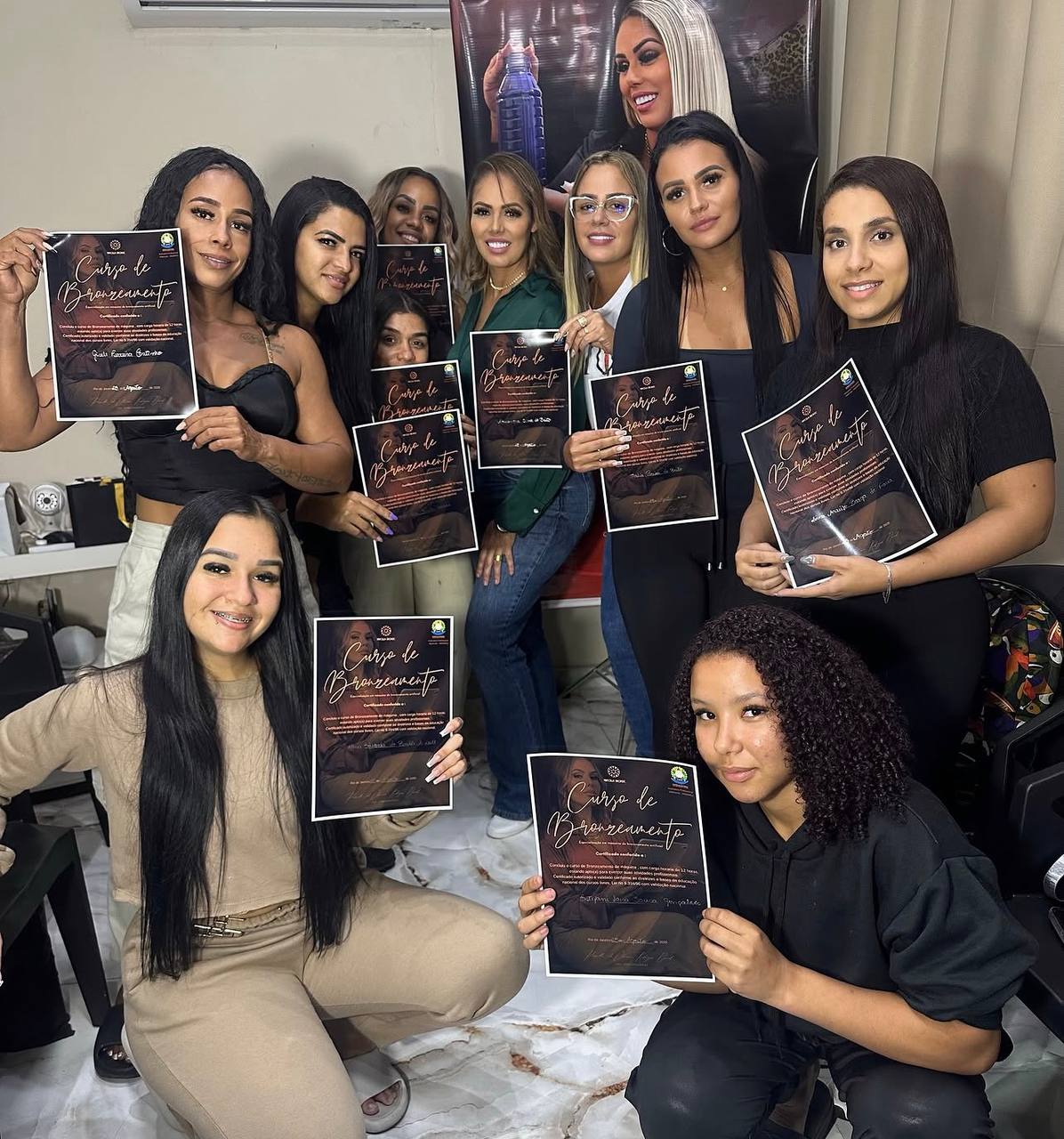 Alunas celebrando a conclusão do curso